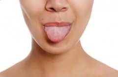 看舌头判断身体问题_看舌头如何判断是湿热还是湿寒